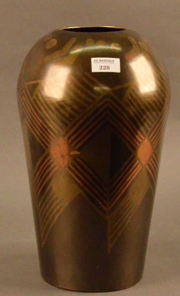 TRAVAIL FRANÇAIS VERS 1930 Vase en dinanderie à décor géométrique H. 33.5 cm Quelques...