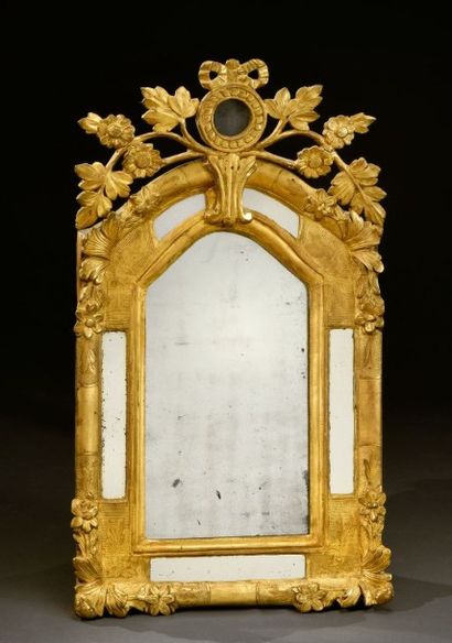 null Petit miroir à parecloses en bois doré, gravé et sculpté, le fronton cintré...