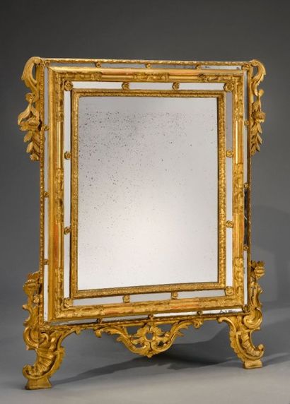 null Miroir rectangulaire en bois doré et sculpté à double parcloses, reposant sur...
