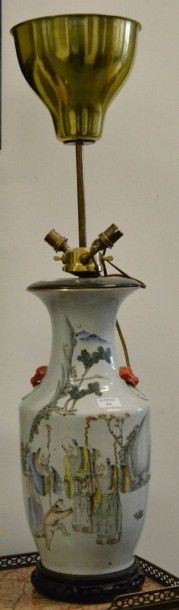 null Un vase en porcelaine de Chine, monté en lampe H. 43 cm