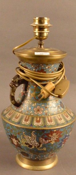 CHINE fin du XIXe siècle, début du XXe siècle Pied de lampe en cloisonne H. 35 c...
