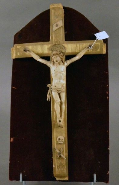 null Christ en croix en ivoire sur une croix en bois doré XIXe siècle H. 18 cm Petit...