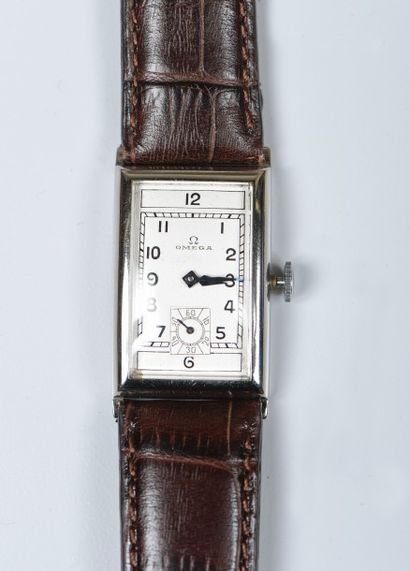 OMEGA vers 1935-1940 
Montre bracelet. Boîtier acier rectangulaire, cadran blanc...
