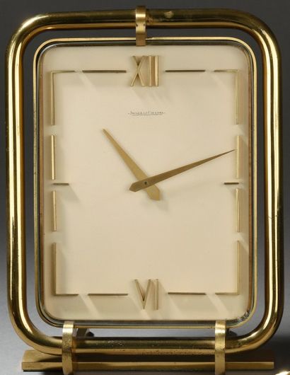 JAEGER LECOULTRE, vers 1950 
Pendule de bureau en bronze doré. Cadran rectangulaire...