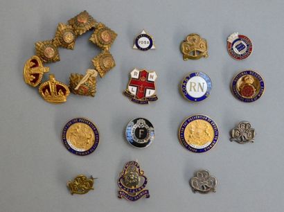 GRANDE-BRETAGNE Lot d'insignes de l'armée britannique
Nous joignons des boutons de...
