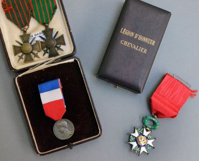 null Lot de médailles: une Légion d'honneur 3e République, en argent et émail
Deux...