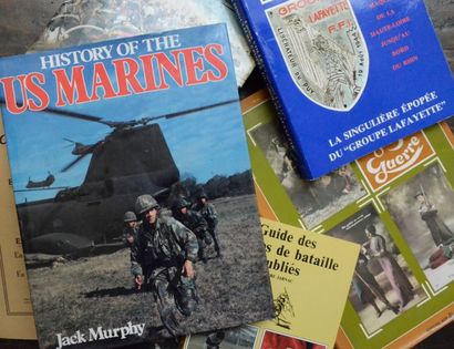 null Lot de livres militaires principalement sur le thème de l'insigne régimenta...