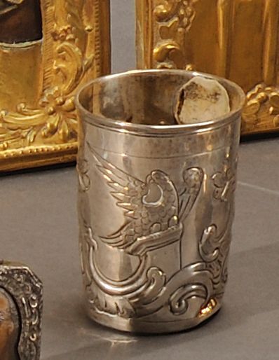 RUSSIE 
Timbale en argent à fond plat, légèrement tronconique, à décor repoussé d'aigles...