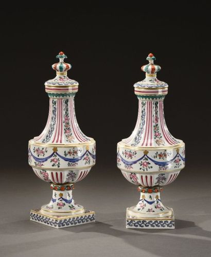 null Paire de cassolettes couvertes de forme antique en porcelaine à décor de fleurs,...