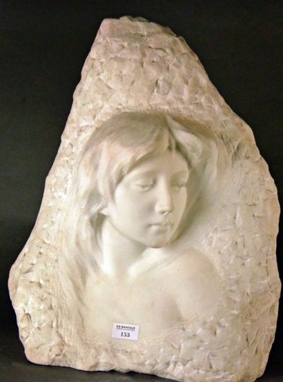 G. VERONA 
Profil de femme
Marbre sculpté et signé