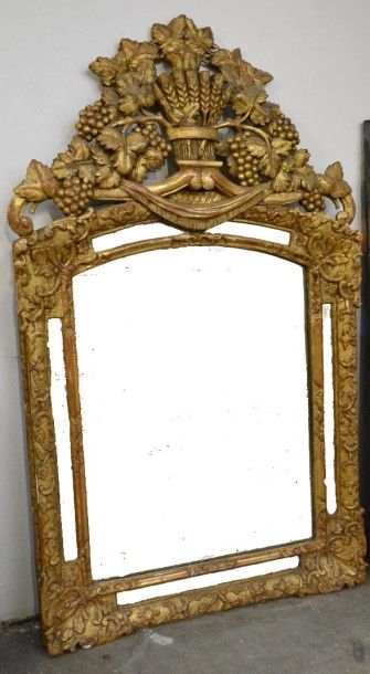 null Miroir à parecloses en bois sculpté redoré, à fronton décoré d'une gerbe de...