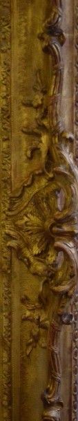 null Important cadre en bois et stuc doré en haut-relief à décor de coquilles ajourées,...