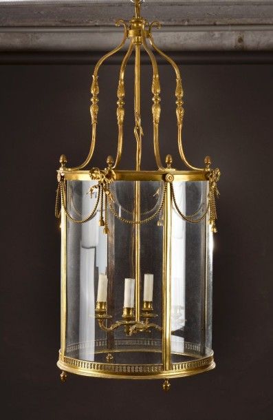 null Importante lanterne ronde en bronze doré à décor de cordelières tournantes nouées,...