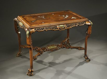 null Table en bois sculpté dans le style extrême-oriental; plateau marqueté de nacre,...