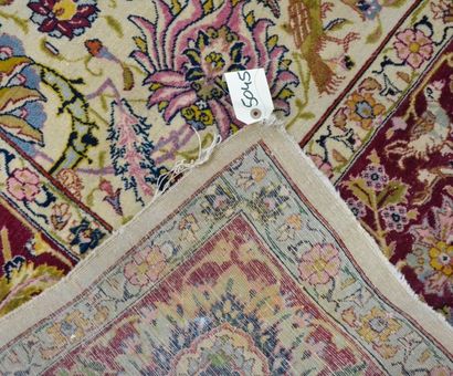 null TABRIZ Grand tapis à rosace aubergine à deux pendentifs sur fond beige à décor...