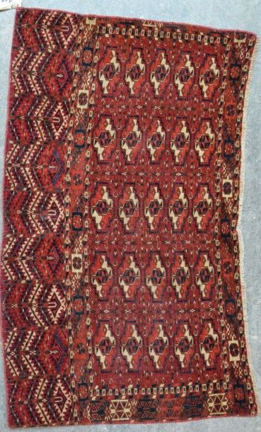 null BOUKHARA
Tapis de selle ancien à cinq rangs de gühls à fond bordeaux
L. 118...