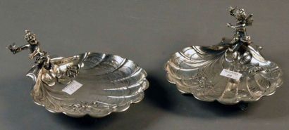 null Paire de coupes coquilles en argent à décor de nénuphars et narcisses. La prise,...