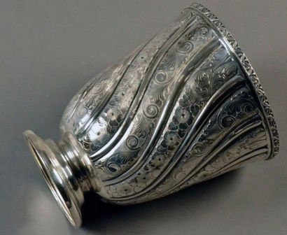 null Important vase sur piédouche en argent (925 millièmes) en forme de timbale géante...