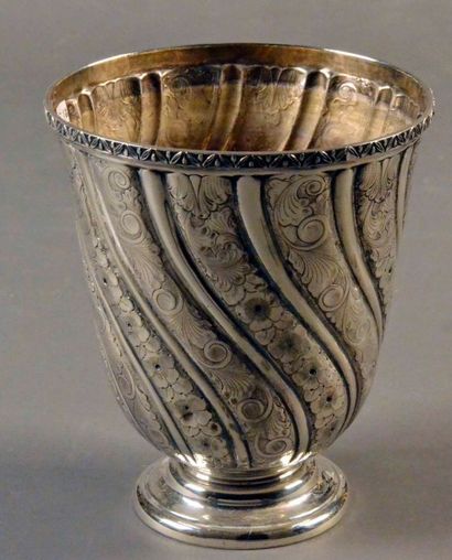 null Important vase sur piédouche en argent (925 millièmes) en forme de timbale géante...