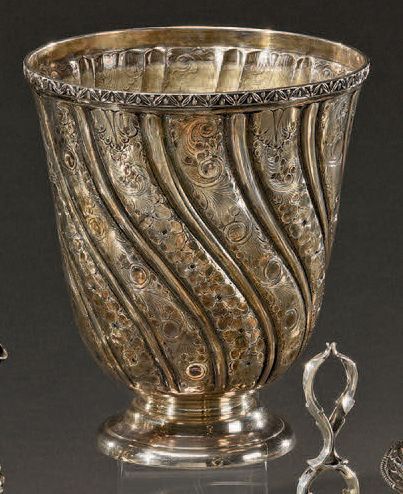 null Important vase sur piédouche en argent (925 millièmes) en forme de timbale géante...