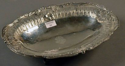 null Belle panière ovale en argent sur quatre pieds feuillagés, large marli à coquille...