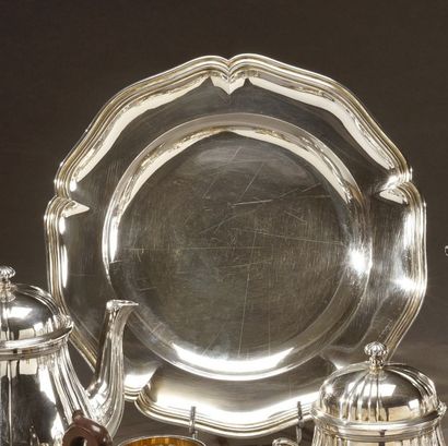 null Plat rond demi-creux en argent filets contours
Style Louis XV Minerve
D. 28...