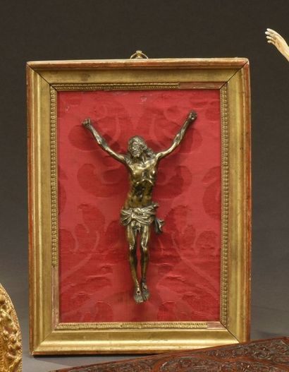 null Christ en bronze. XVIIe siècle
H. 17 cm - L. 10 cm LF Encadré, manques aux ...