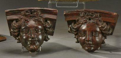 null Paire de petites consoles en chêne sculpté représentant des têtes féminines
Vers...