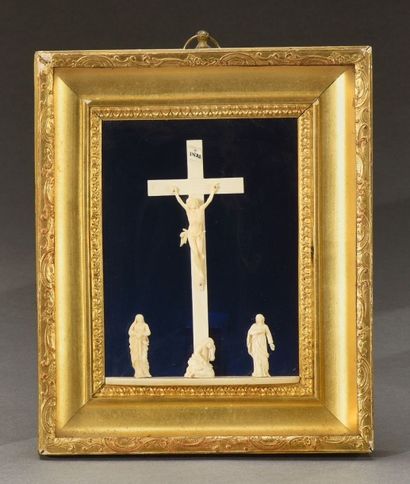 Dieppe 
Calvaire en ivoire
Sur une terrasse: le Christ en croix, la
Vierge, saint...