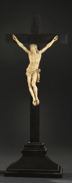 null Important crucifix en ivoire: Christ couronné d'épines expirant tourné à droite;...