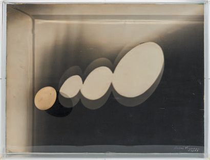 André VIGNEAU (1892-1968) 
L'Oeuf
Collage sur fond de tirage argentique dans un emboîtage...