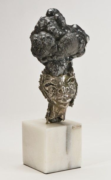 Aurelie TENO (1927) 
Tête de fantaisie
Bronze argenté (ou argent) et pierre volcanique,...