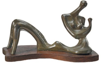 KITENDA (XXe siècle) 
Maternité
Épreuve en bronze à patine vert nuancée, signée et...