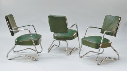 Dans le goût de Marcel BREUER (1902-1981) 
Suite de trois fauteuils à structure tubulaire...