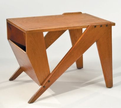 André SORNAY (1902-2000) 
Petite table de salon moderniste en chêne à piétement compas,...