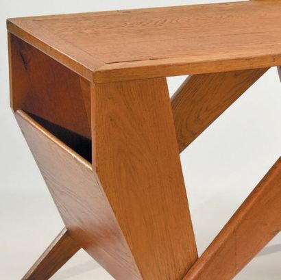 André SORNAY (1902-2000) 
Petite table de salon moderniste en chêne à piétement compas,...