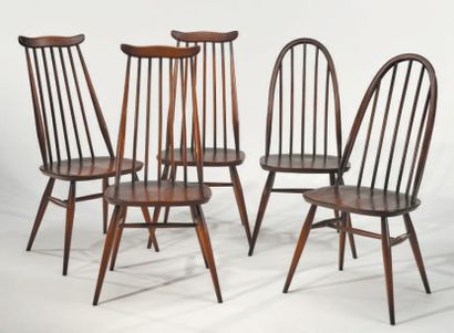 Lucian ERCOLANI (1888-1976) - Édition Ercol 
Série de cinq chaises modèle Windsor...