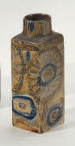 ROYAL COPENHAGUE Vase à section carrée en céramique émaillée à décor polychrome et...