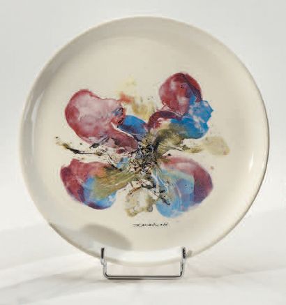 ZAO WOU KI (1920-2013) 
Assiette orchidées, Juin 1986
Faïence, signée et datée dans...