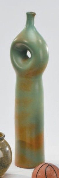 SUZANNE RAMIE (1907-1974) pour MADOURA Grande bouteille en céramique émaillée vert...