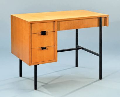 JACQUES HITIER (1917-1999) 
Petit bureau à caisson latéral en bois de placage, il...