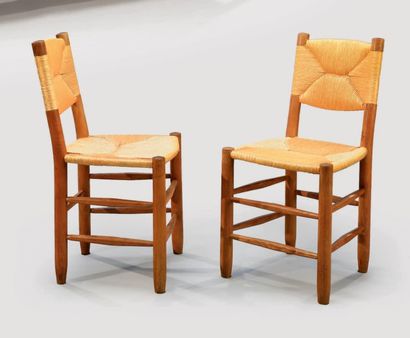 Charlotte PERRIAND (1903-1999) 
Paire de chaises, modèle Bauche
Structure en bois...