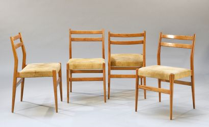 TRAVAIL ITALIEN, vers 1950 
Suite de quatre chaises en frêne, assise garnie de daim
H....