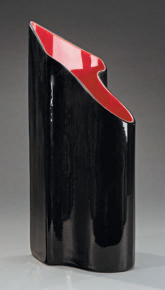 Timo SARPONEVA pour VENINI - MURANO 
Vase à pans ondulés en verre noir et rouge intercalé...