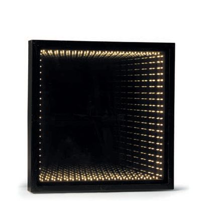 TRAVAIL ITALIEN 
Miroir infini lumineux, cadre en métal laqué noir
H. 50 cm - L....