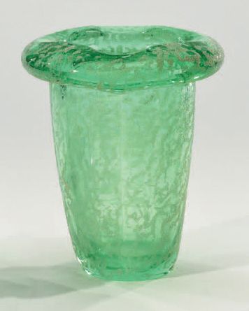 DAUM Nancy, circa 1930 
Vase polylobé en verre vert à décor givré, signé
H. 22 cm
Légères...