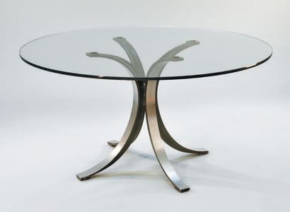 Osvaldo BORSANI (1911-1985) 
Table ronde en verre sur un piétement d'arcs en métal
Modèle...