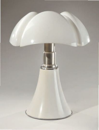 Gae AULENTI (née en 1927) 
Lampe à poser Pipistrello, base en métal laqué blanc,...