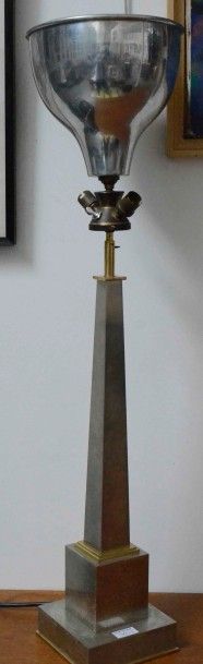 TRAVAIL FRANCAIS, circa 1970 
Importante lampe obélisque en bronze argenté et doré,...