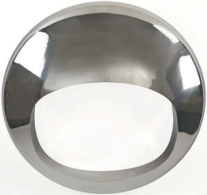 TRAVAIL DES ANNÉES 1970 
«Cache-cheminée» de forme circulaire en métal chromé.
Avec...